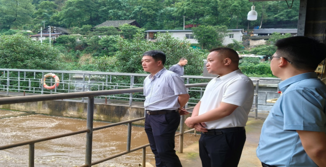 州生态环境局局长袁刚一行到榕江县第二污水处理厂检查指导工作